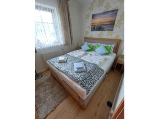 Schlafzimmer mit Boxspringbett