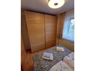Schlafzimmer mit Kleiderschrank