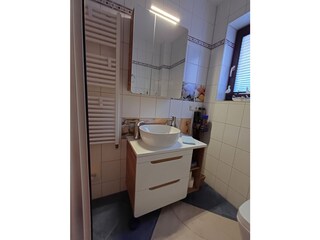 Badezimmer mit Waschtisch