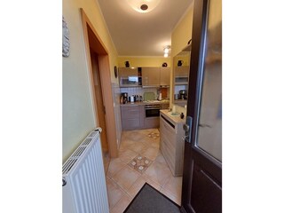 Eingangsbereich mit Garderobe und Küche