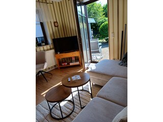 Wohnzimmer mit Gartenblick