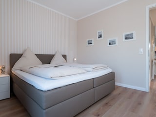 Schlafzimmer mit Boxspringbett