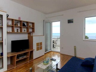 Wohnungzimmer mit Eingang zum Balkon mit Meerblick