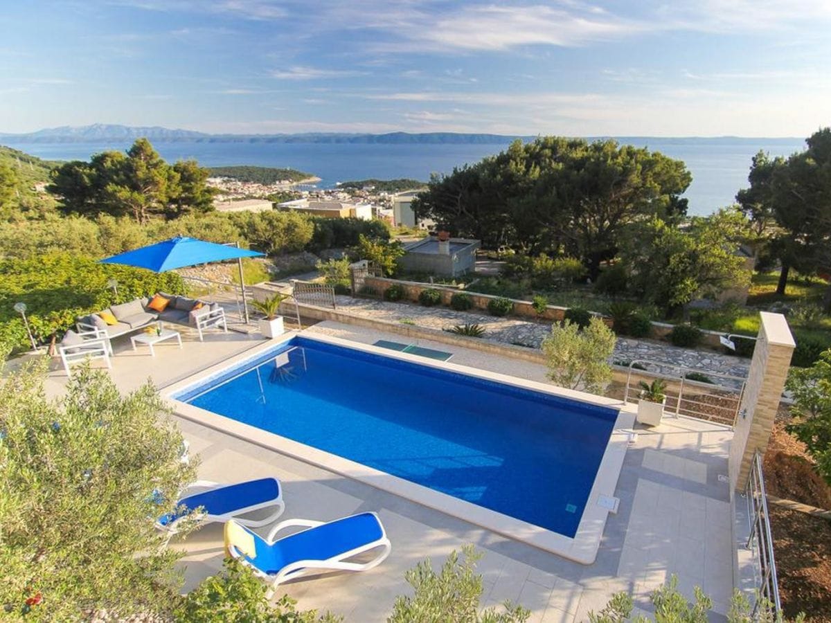 Terrasse mit Pool und Meerblick