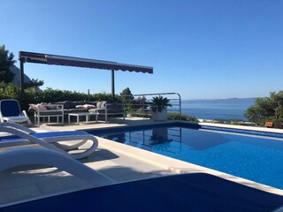 die Poolterrasse mit herrlichem Blick