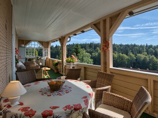 Loggia mit Blick auf den Wald und auf den Feldberg