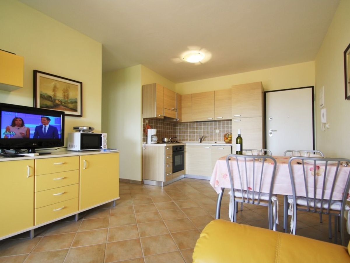 Esstisch Yellow = ferienwohnung gedici yellow, istrien firma eurotours Esstisch Yellow = ferienwohnung gedici yellow, istrien firma eurotours