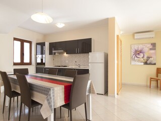 Kitchen/living room with table