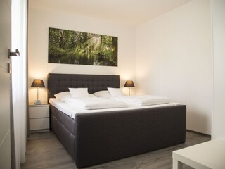 Schlafzimmer mit Boxspringbett