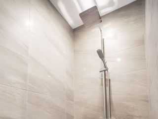 Große ebenerdige Dusche