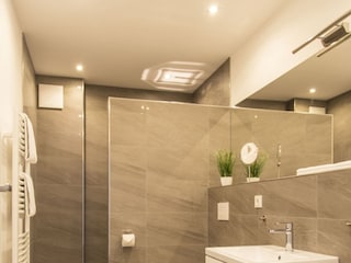 Modernes Badezimmer mit Dusche und WC