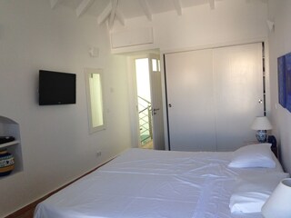 Schlafzimmer 2, hofseitig - mit Dachterrasse