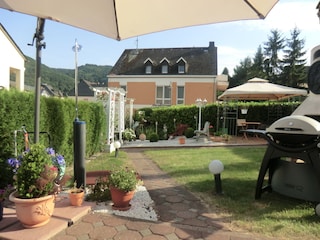 Garten mit Liegewiese und Teich