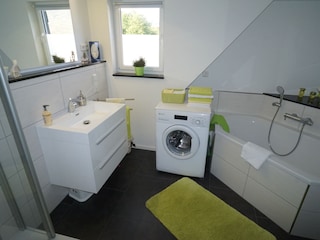Bad mit Badewanne, Dusche,WC u. Waschmaschine.