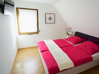 Schlafzimmer 1 mit Kabel TV