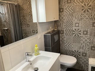 Badezimmer mit Dusche ind WC