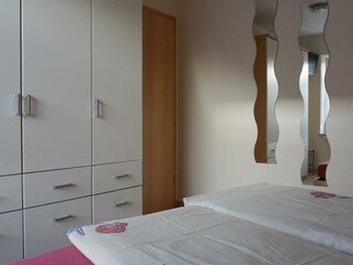 und großem Kleiderschrank