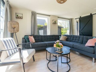 Das helle, geschmackvoll eingerichtete Wohnzimmer