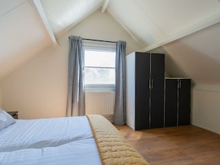 Schlafzimmer 2 mit Doppelbett und Kleiderschrank