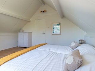 Schlafzimmer 2 mit Doppelbett und Kleiderschrank
