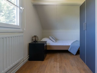 Schlafzimmer 3 mit 2 Einzelbetten und Kleiderschrank