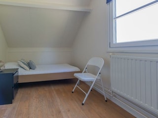 Schlafzimmer 3 mit 2 Einzelbetten und Kleiderschrank