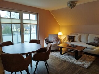 Wohnzimmer mit Essbereich und Zugang zum Balkon