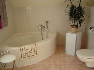 Badezimmer mit Eckbadewanne