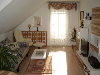 Wohnzimmer mit ausziehbarer Schlafcouch