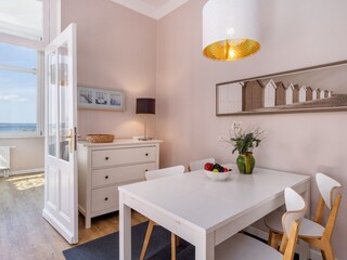 Der Eßbereich mit Blick zum geschlossenen Balkon.