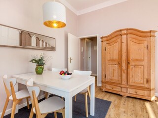 Der Eßbereich mit Blick zum Wohnungsflur.