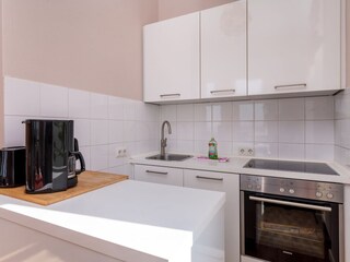 Die Küchenzeile mit Geschirrspüler, Backofen etc.