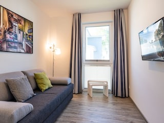 drittes Schlafzimmer mit Luxus-Schlafcouch und TV