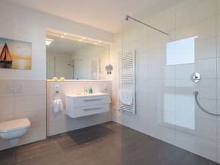 Badezimmer en Suite mit begehbarer Dusche