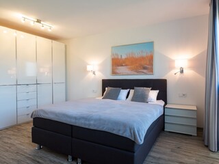 erstes Schlafzimmer mit angrenzendem Badezimmer
