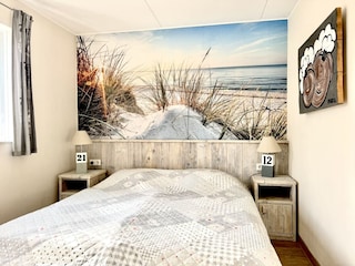 Schlafzimmer mit Doppelbett im Erdgeschoss