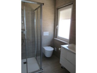 das dazu gehörende Badezimmer
