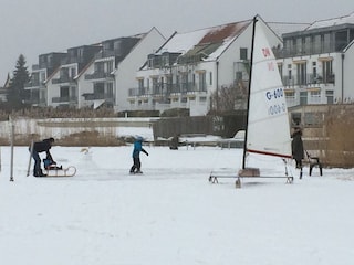 Winteraktivitäten vor der Ferienwohnung auf dem See