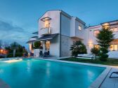 Villa Nicol mit Pool und Meerblick in Pula _Wiibuk