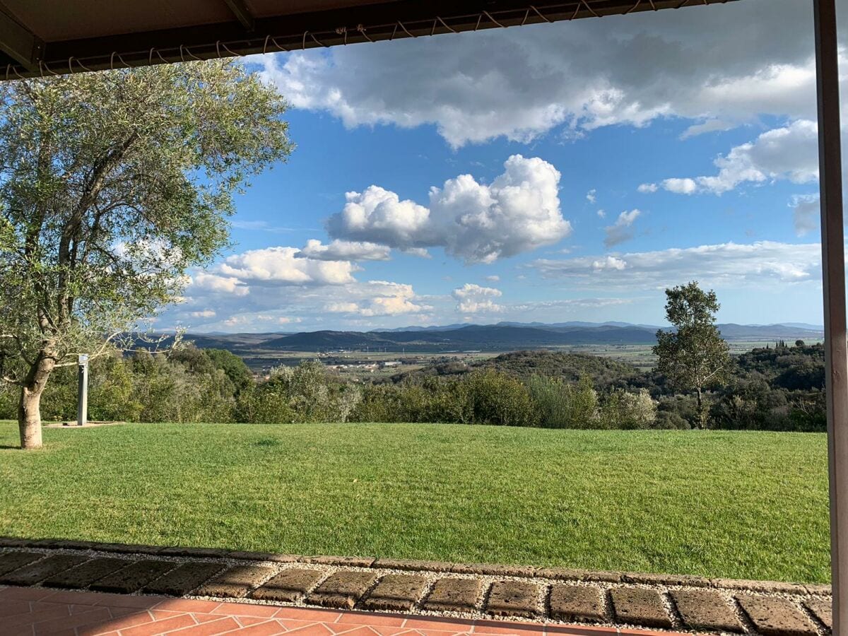 Der Blick von der Terrasse über die Maremma