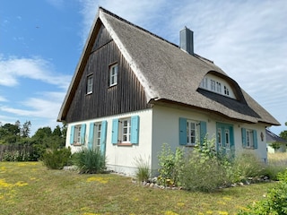 Blick auf das Reethaus von der Dorfstraße