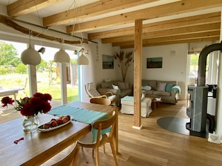 Wohnzimmer mit Panoramafenster in den großen Garten