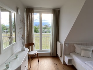 Schlafzimmer mit Blick in den Garten