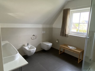 Bad mit Fußbodenheizung und Handtuchheizkörper