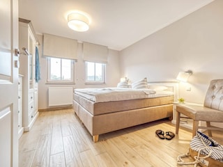 Schlafzimmer mit komfortablem Boxspringbett