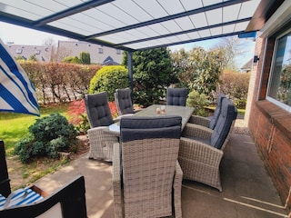 mit elektrisch ausfahrbarem Sonnenschutz