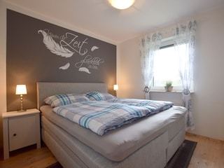 Das Schlafzimmer im EG mit Boxspringbett