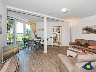 Wohnzimmer mit Zugang zur Terrasse