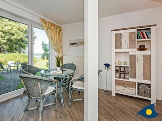 Wohnzimmer mit Zugang zur Terrasse