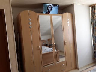 Schlafzimmer groß mit SAT-TV